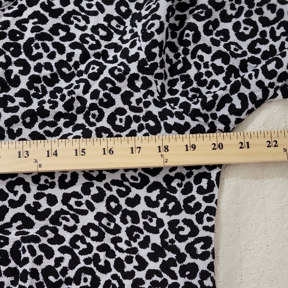 Vince Camuto black and white leopard print long sleeve blouse Size M - Picture 4 of 6